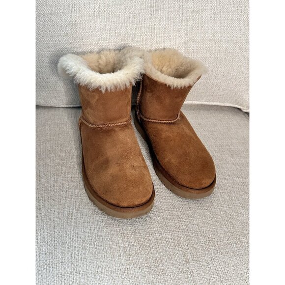 UGG Women's Mini Bailey Bow II Ankle Boot, Cozy Sheepskin, Chestnut Size 6 - Picture 1 of 8